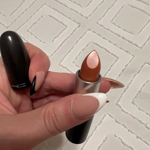 MAC Matte Lipstick *657 TASTE ME* - Picture 1 of 3